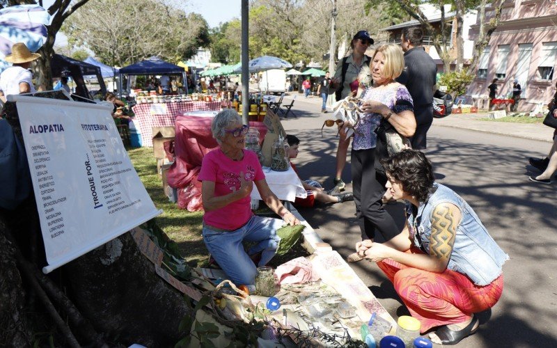 Fitoterapeuta Sandra Maria Petry mostra chÃ¡s para clientes