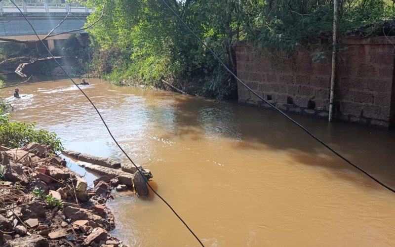 Corpo de menina foi encontrada em trecho do Arroio Sapucaia, perto de onde ela estaria brincando, em Esteio