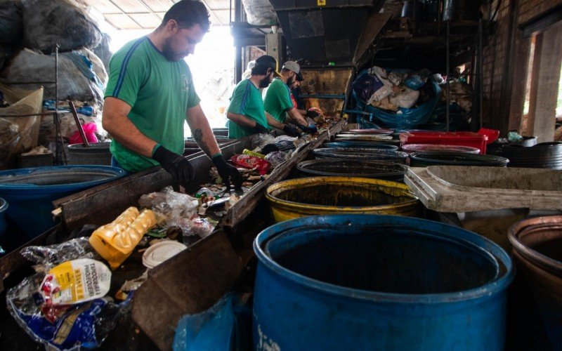 Cooperativas de reciclagem recebem e separam os materiais que vêm pela coleta seletiva