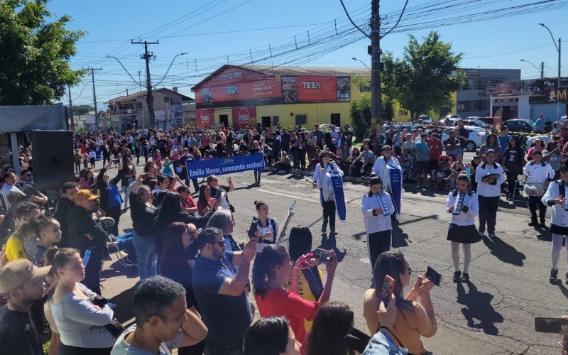 Desfile farroupilha no bairro Feitoria atraiu grande público em 2023