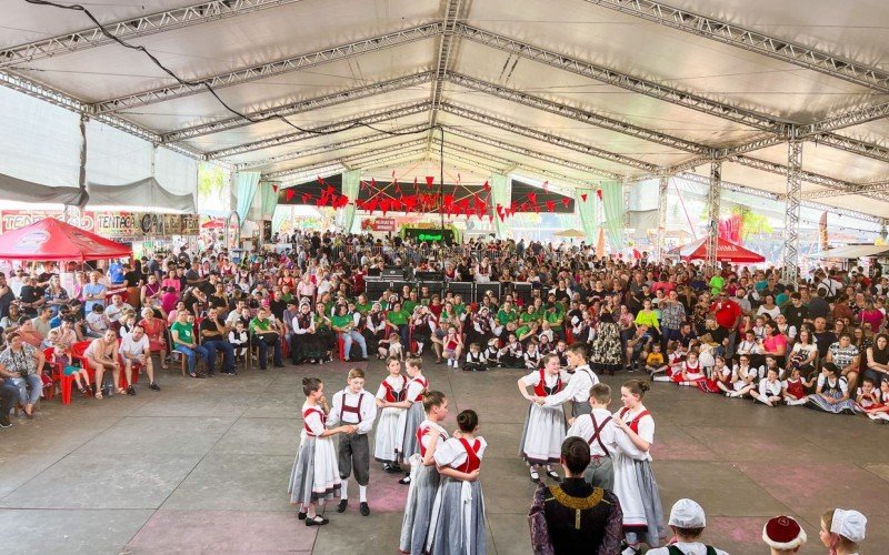 Ao longo da tarde, as atraÃ§Ãµes foram as apresentaÃ§Ãµes do Encontro de Grupos de DanÃ§as FolclÃ³ricas AlemÃ£s