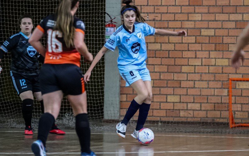 Londrina (farda azul) é uma das equipes já classificadas para a próxima fase no Feminino 