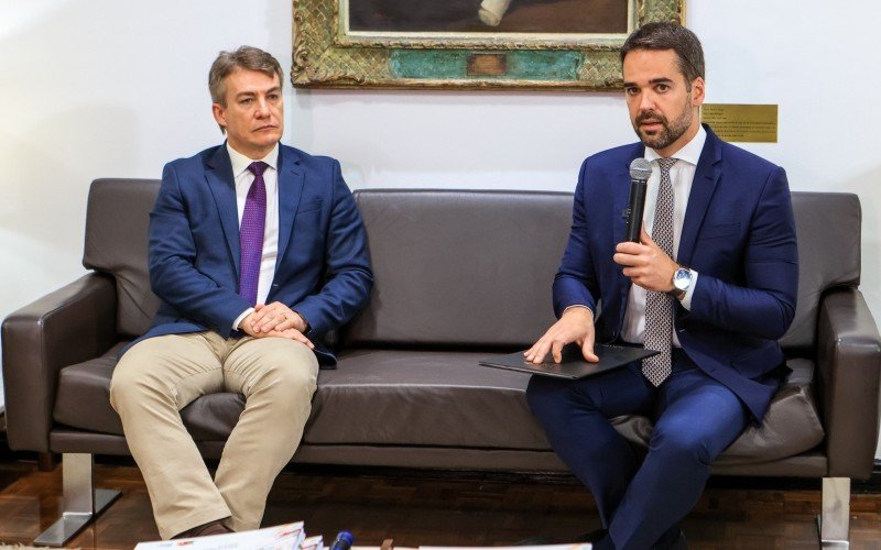 Presidente da Assembleia, Vilmar Zanchin, e Eduardo Leite na entrega do projeto do orçamento de 2024 | Jornal NH