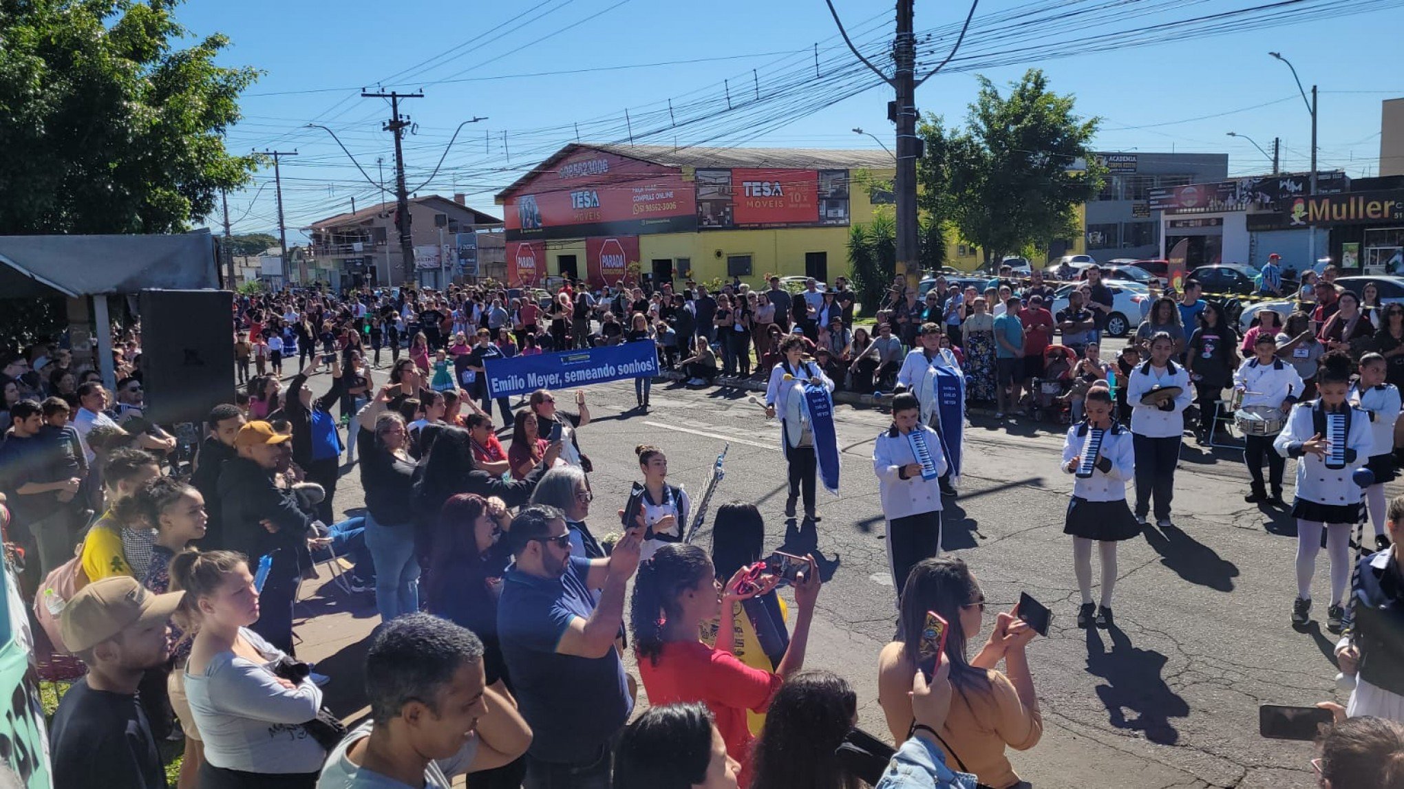 Milhares de pessoas prestigiam o desfile farroupilha do bairro Feitoria