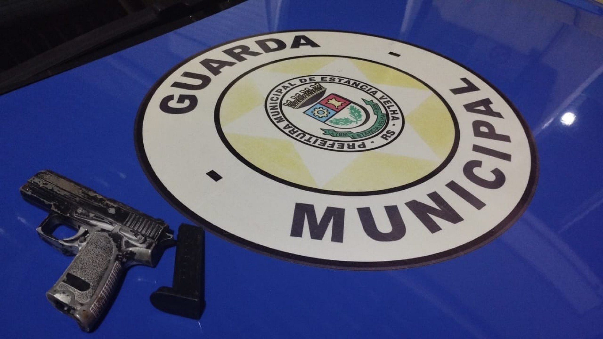 Adolescentes espancam homem que é capturado ensanguentado e com arma falsa; entenda
