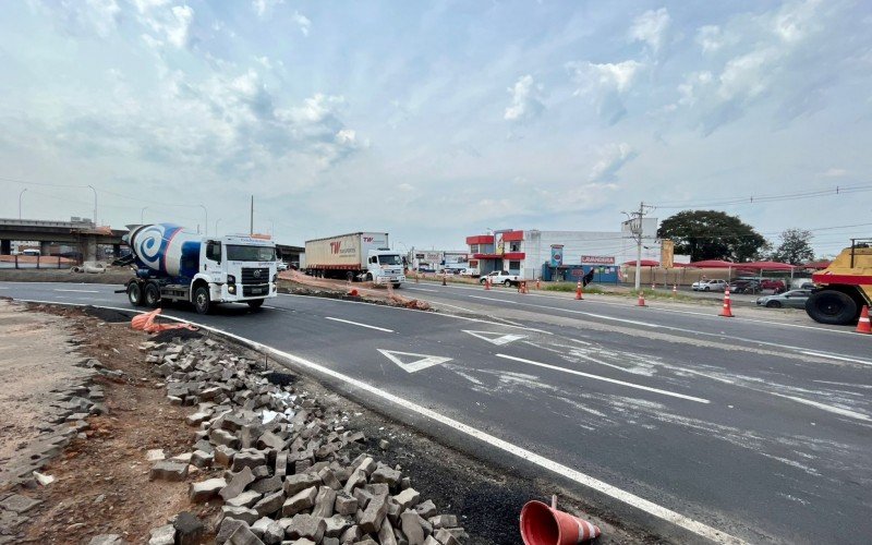 Alargamento das novas ruas laterais faz parte da obra do complexo de viadutos do bairro 