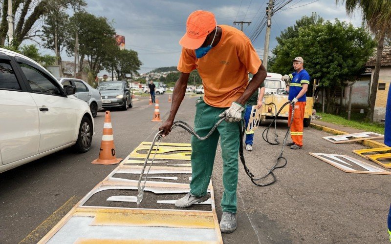 Frase para conscientizar Ã© escrita em ruas de Novo Hamburgo