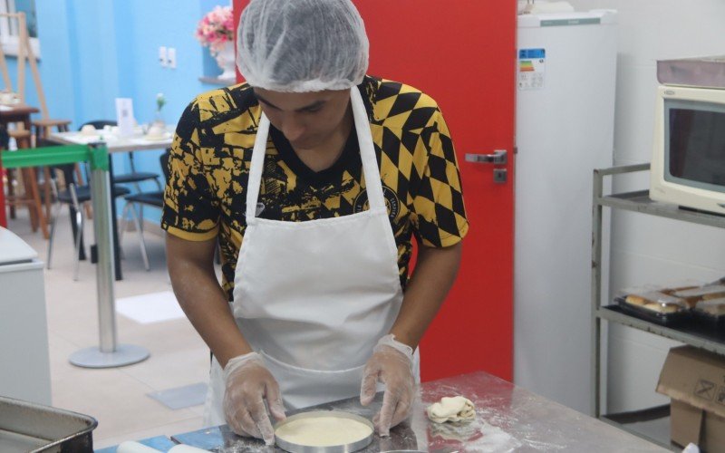 João Vitor Anacleto, de 16 anos, ficou empolgado com o curso de padaria fornecido pelo Centro Medianeira