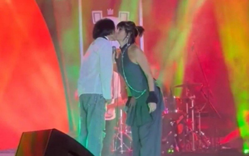 Marina Lima e Fernanda Abreu se beijam em festival | Jornal NH