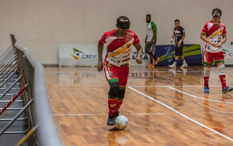 Jogador comemora conquistas no esporte