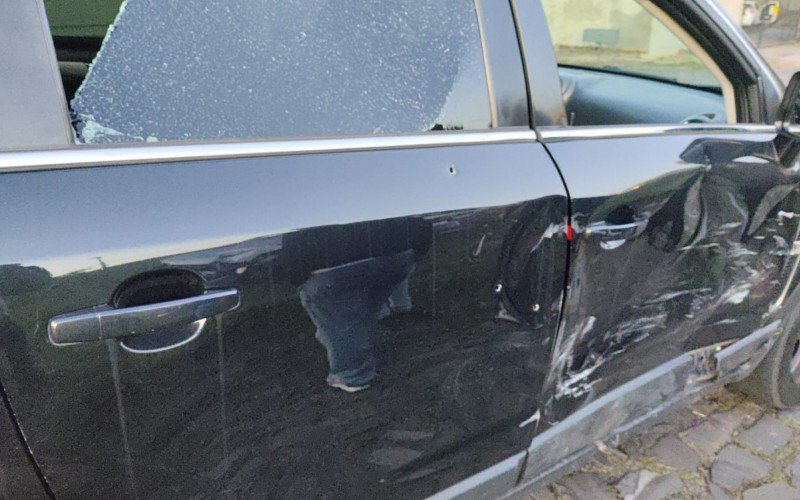 Carro da vítima foi alvejado por tiros efetuados pelos criminosos | Jornal NH