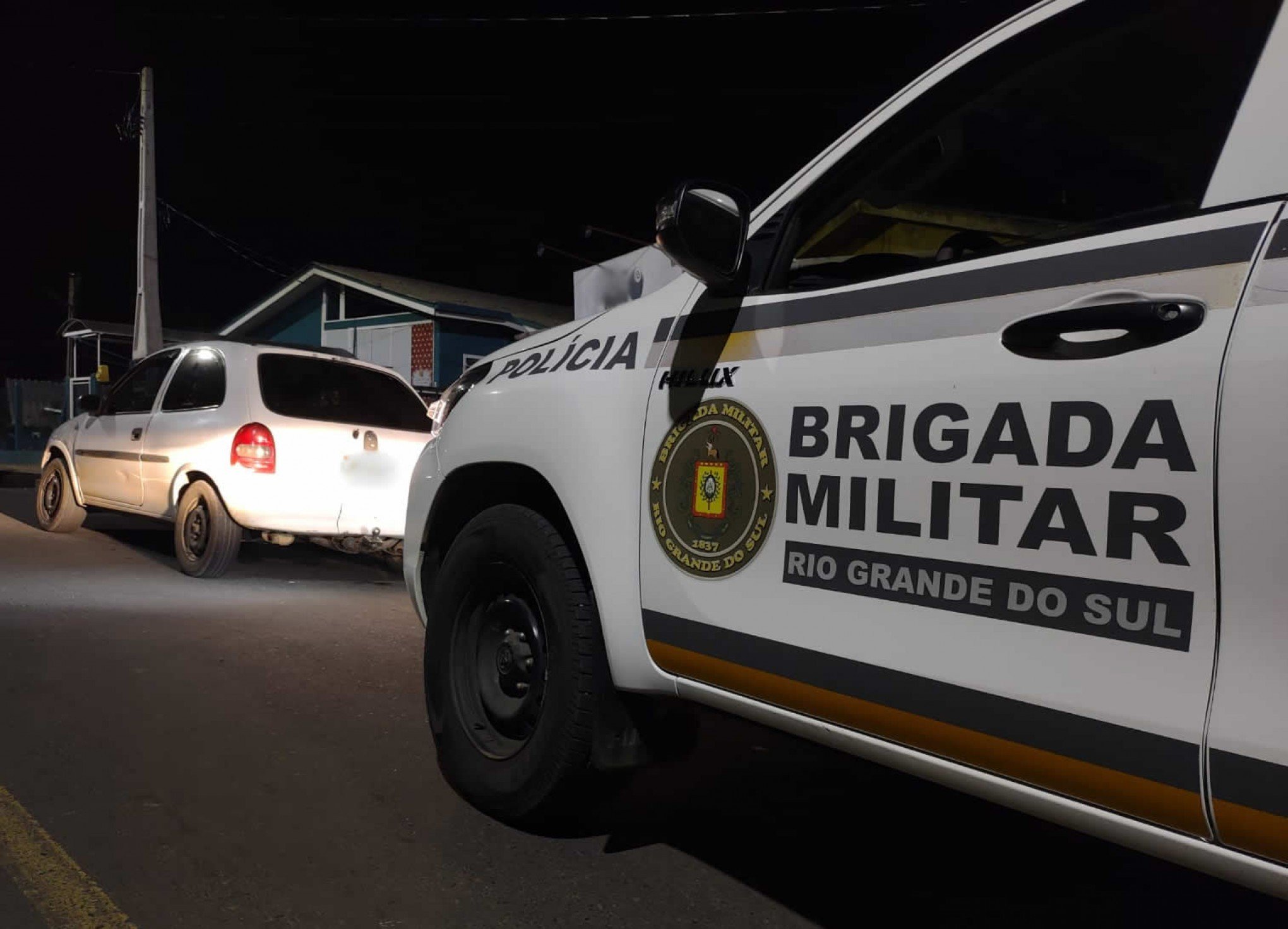 CANELA: Condutor embriagado não para em barreira e avança carro em policiais