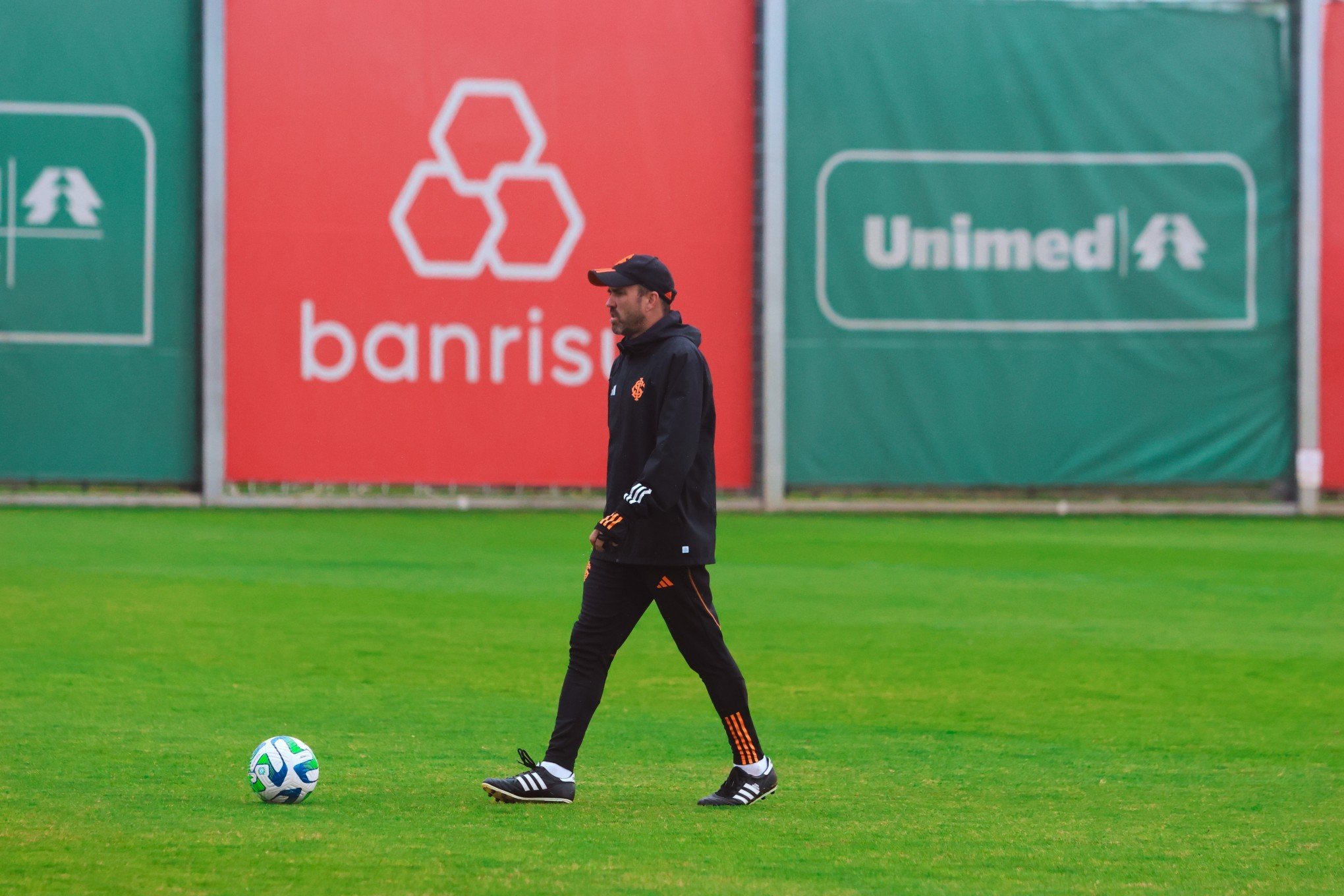 Coudet tem dúvidas para escalar o Inter na partida contra o Athletico pelo Brasileirão