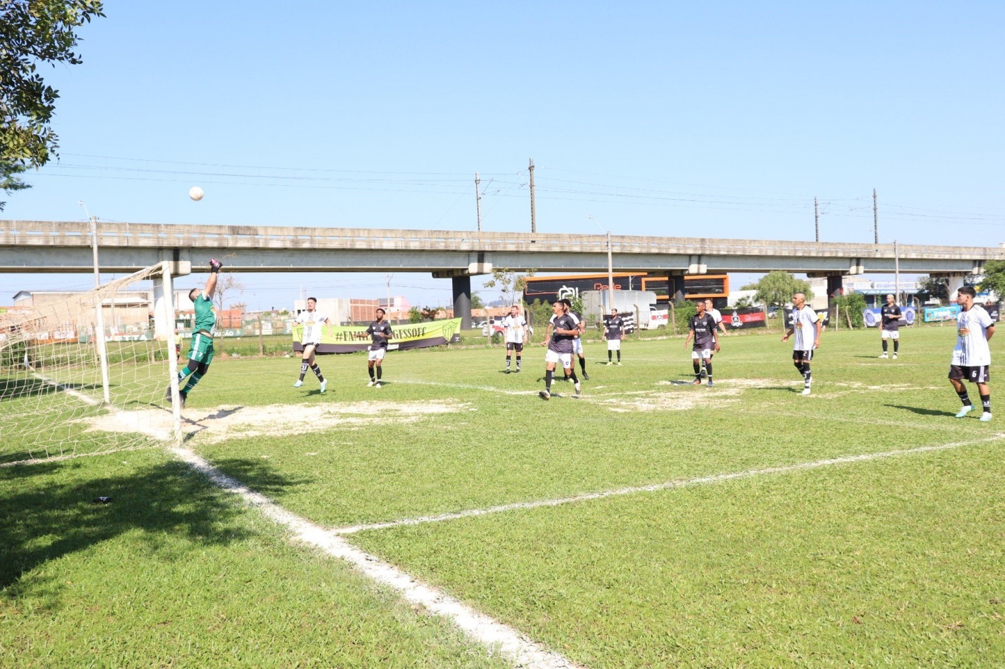 Futebol/Santiago Sul: CMP já está a instalar bancadas amovíveis no Estádio  da Várzea para receber jogos do campeonato – INFORPRESS