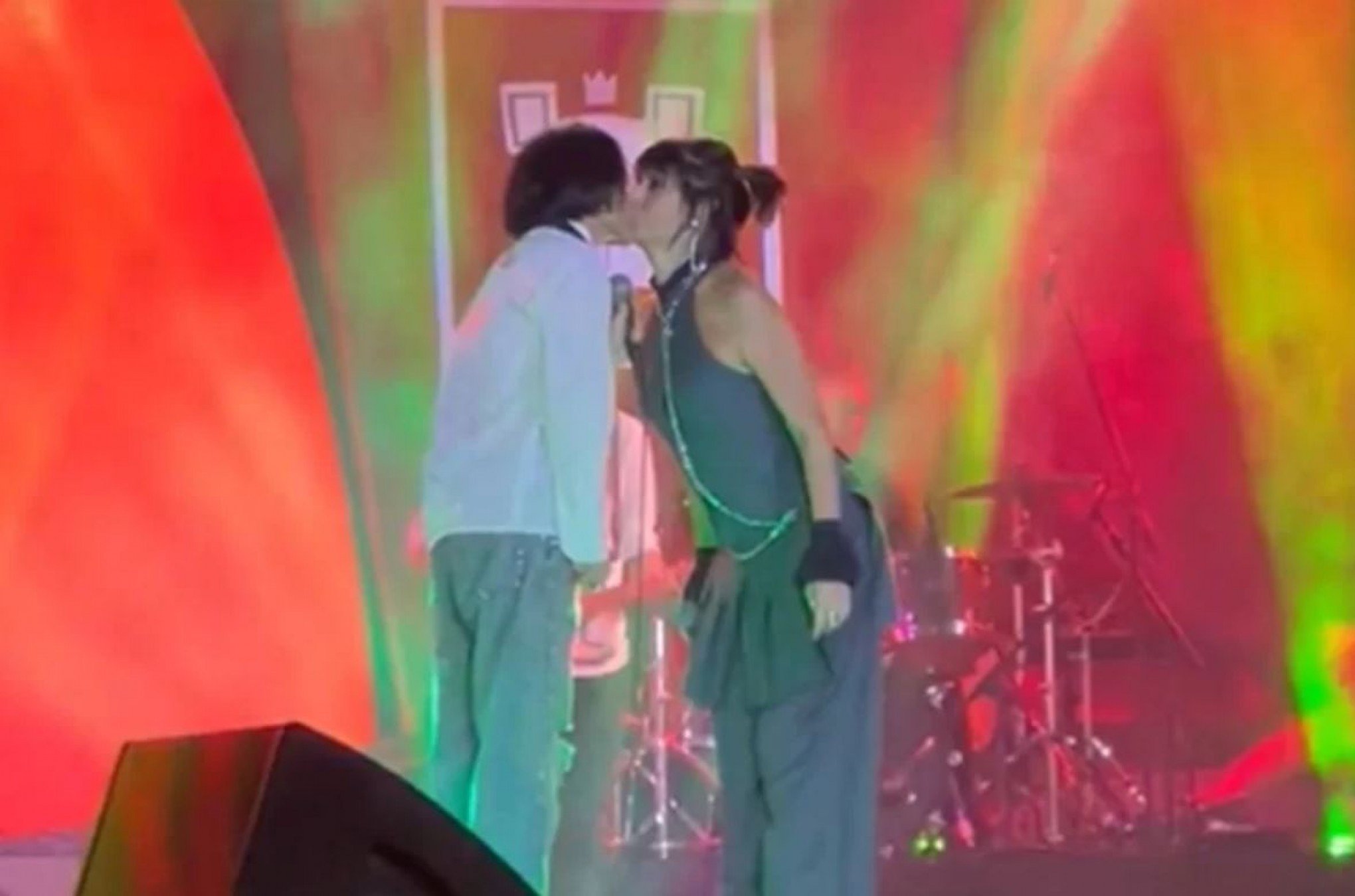 Marina Lima e Fernanda Abreu se beijam em show no festival Coala