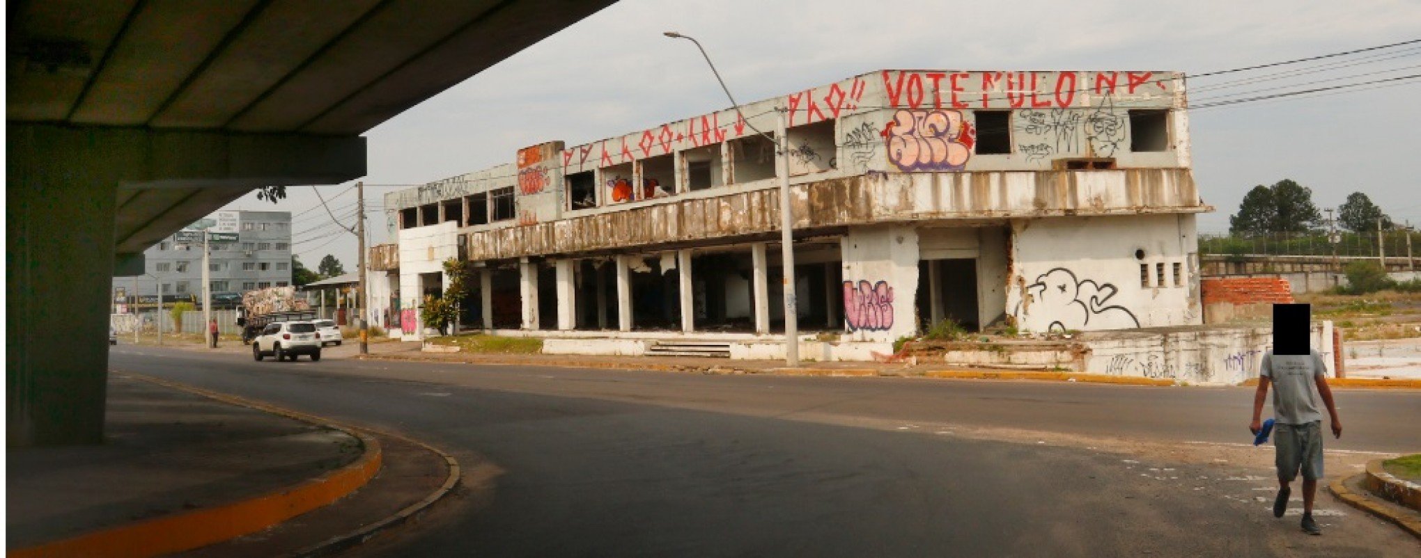Em ruínas, antigo prédio da Metrovel se torna abrigo para usuário de crack em Canoas