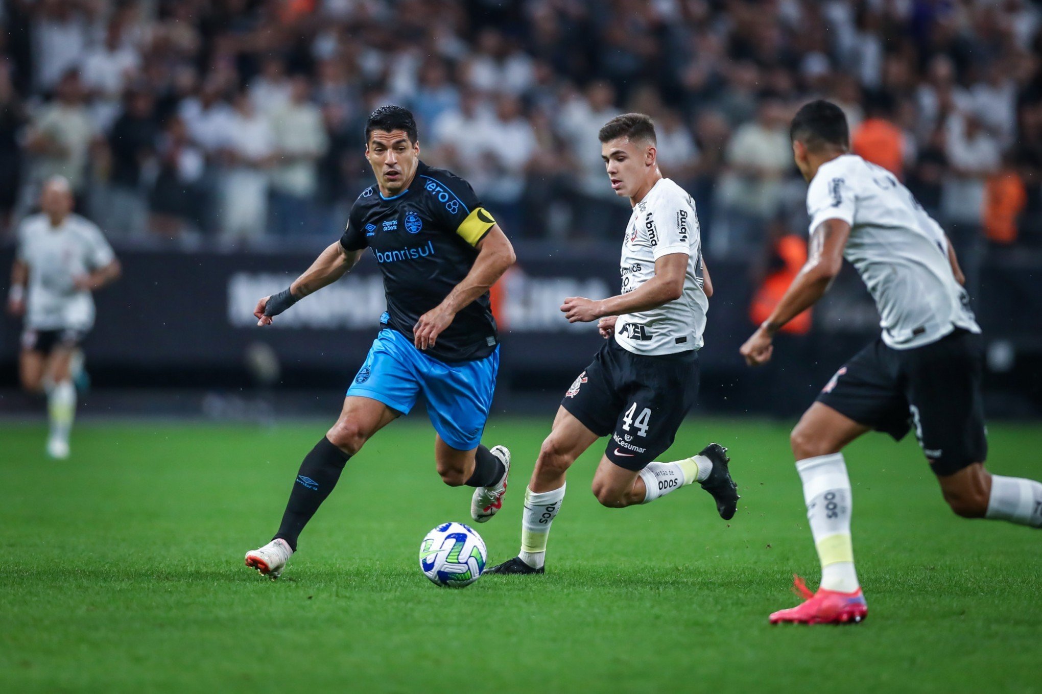 Em duelo histórico pelo Brasileirão, Grêmio empata em partida de oito gols