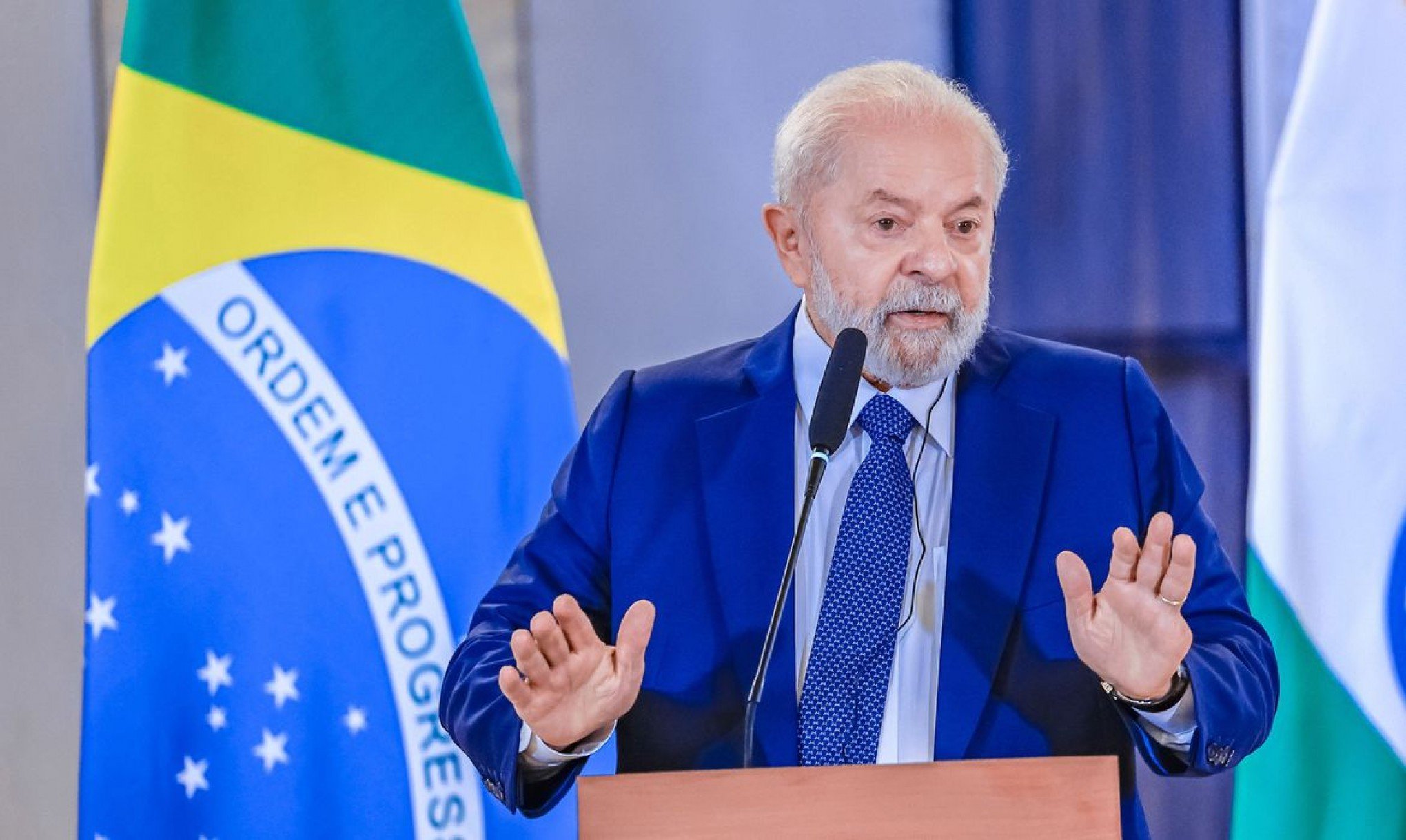 Lula permanece estável após cirurgia no quadril e já fez caminhada