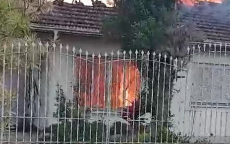 Casa estava vazia no momento do incêndio e ninguém ficou ferido | Jornal NH