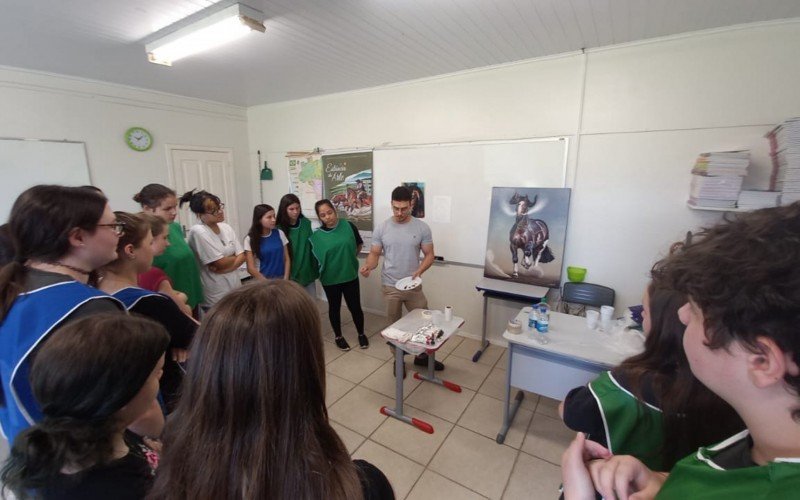 Krech (centro) mostrou um pouco sobre as técnicas para alunos e alunas em escola de Morro Reuter | Jornal NH