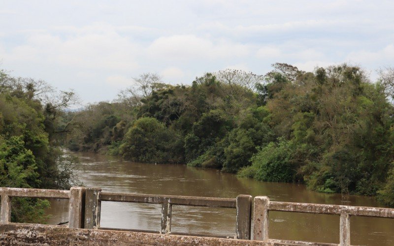 Rio dos Sinos, na altura da ponte da Estrada da IntegraÃ§Ã£o Leopoldo Petry, em Lomba Grande