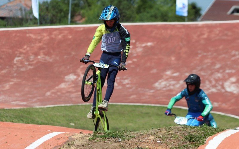 Miguel Goularte voando na pista | Jornal NH