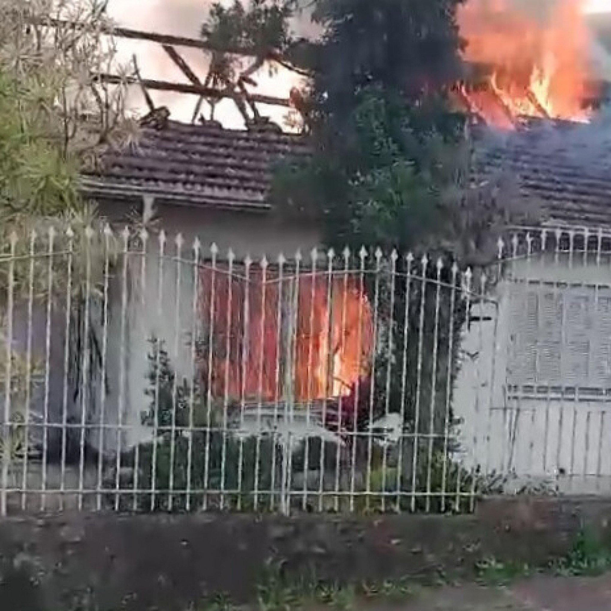 Incêndio destrói telhado e piso de casa em Novo Hamburgo