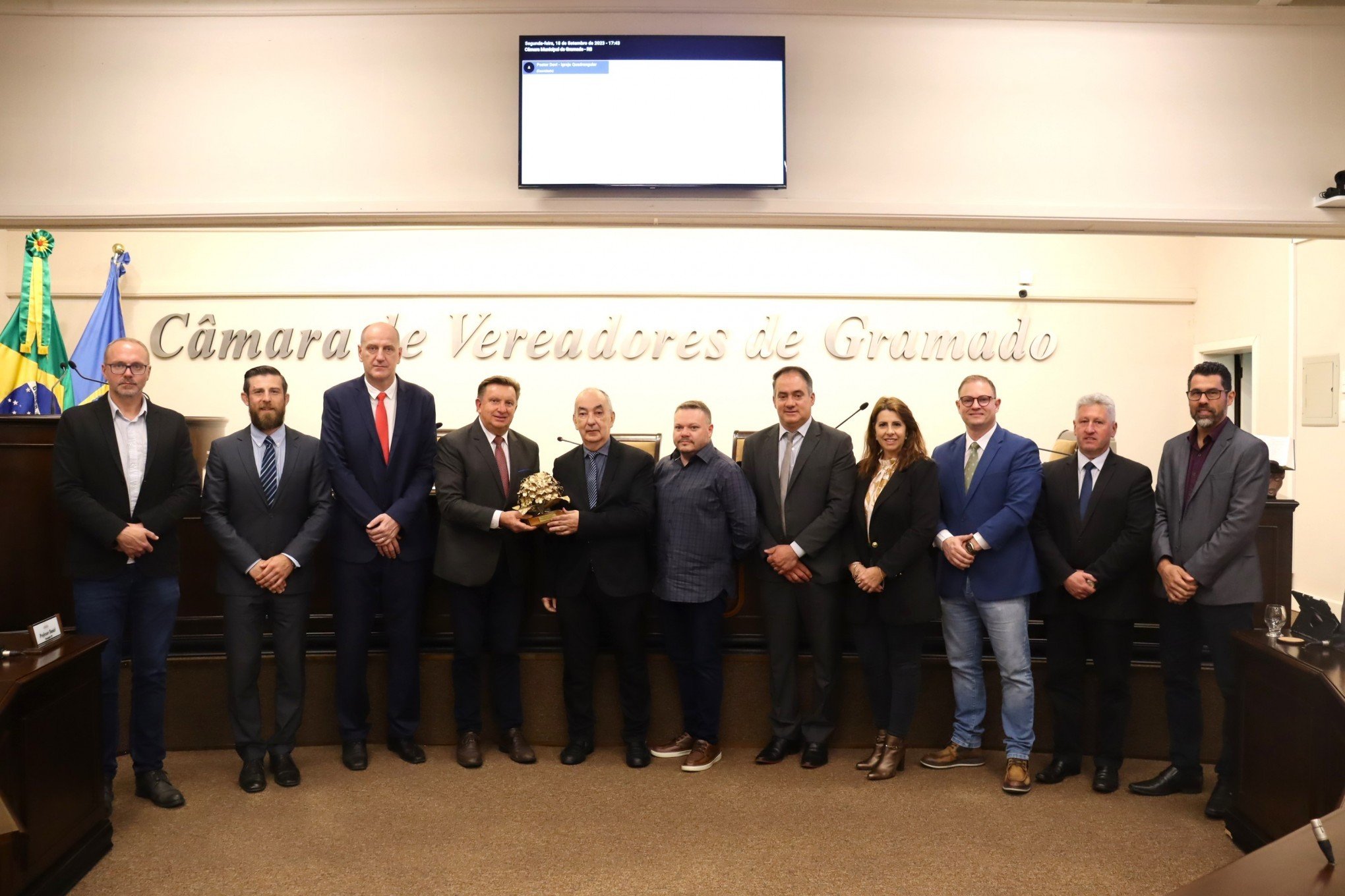 Entrega do troféu Mérito Gramado e aprovação de moções marcam sessão da Câmara