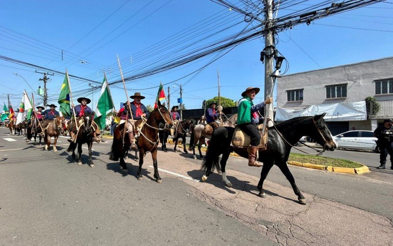 Em Sapucaia do Sul, desfile farroupilha reuniu centenas de cavalarianos e entidades 