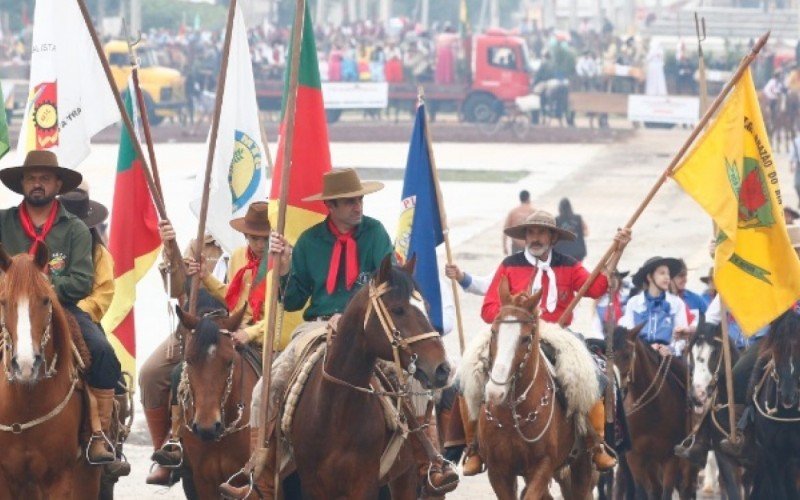 Centenas de cavalarianos mostraram imponência durante desfile nesta quarta-feira (20)