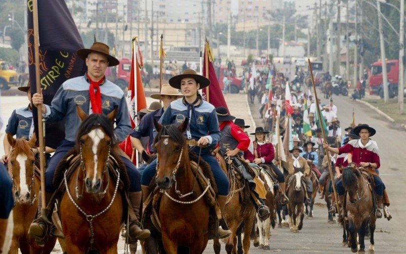 População poderá acompanhar o trajeto do desfile farroupilha e entregar donativos