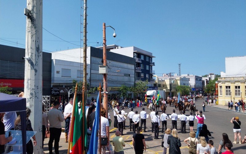 Dia 20 de setembro teve desfile farroupilha com cavalarianos e apresentaÃ§Ã£o de bandas marciais  em Taquara 