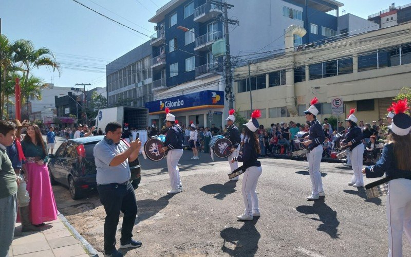 Dia 20 de setembro teve desfile farroupilha com cavalarianos e apresentaÃ§Ã£o de bandas marciais  em Taquara 