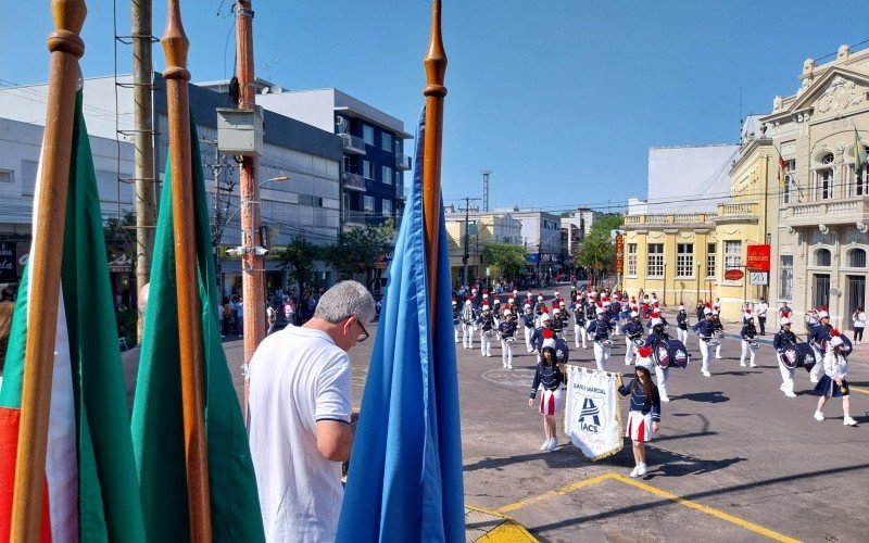 Dia 20 de setembro teve desfile farroupilha com cavalarianos e apresentaÃ§Ã£o de bandas marciais  em Taquara 