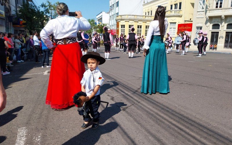 Dia 20 de setembro teve desfile farroupilha com cavalarianos e apresentação de bandas marciais  em Taquara  | Jornal NH