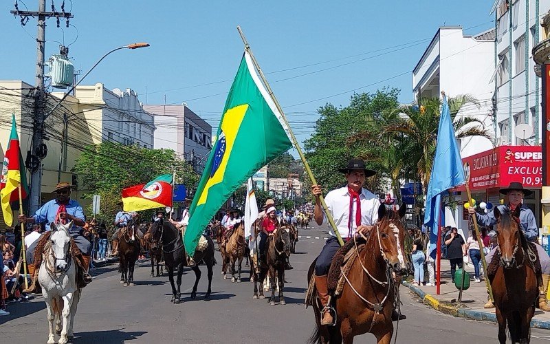 Dia 20 de setembro teve desfile farroupilha com cavalarianos e apresentaÃ§Ã£o de bandas marciais  em Taquara 