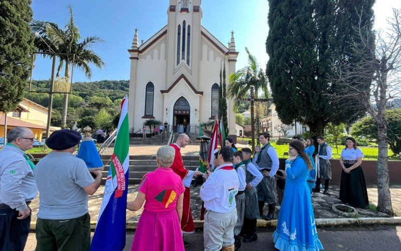 Desfile com destino Ã  missa crioula em Morro Reuter