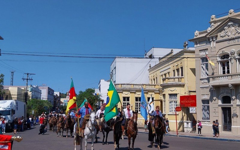 Cavalarianos realizam desfile em Taquara