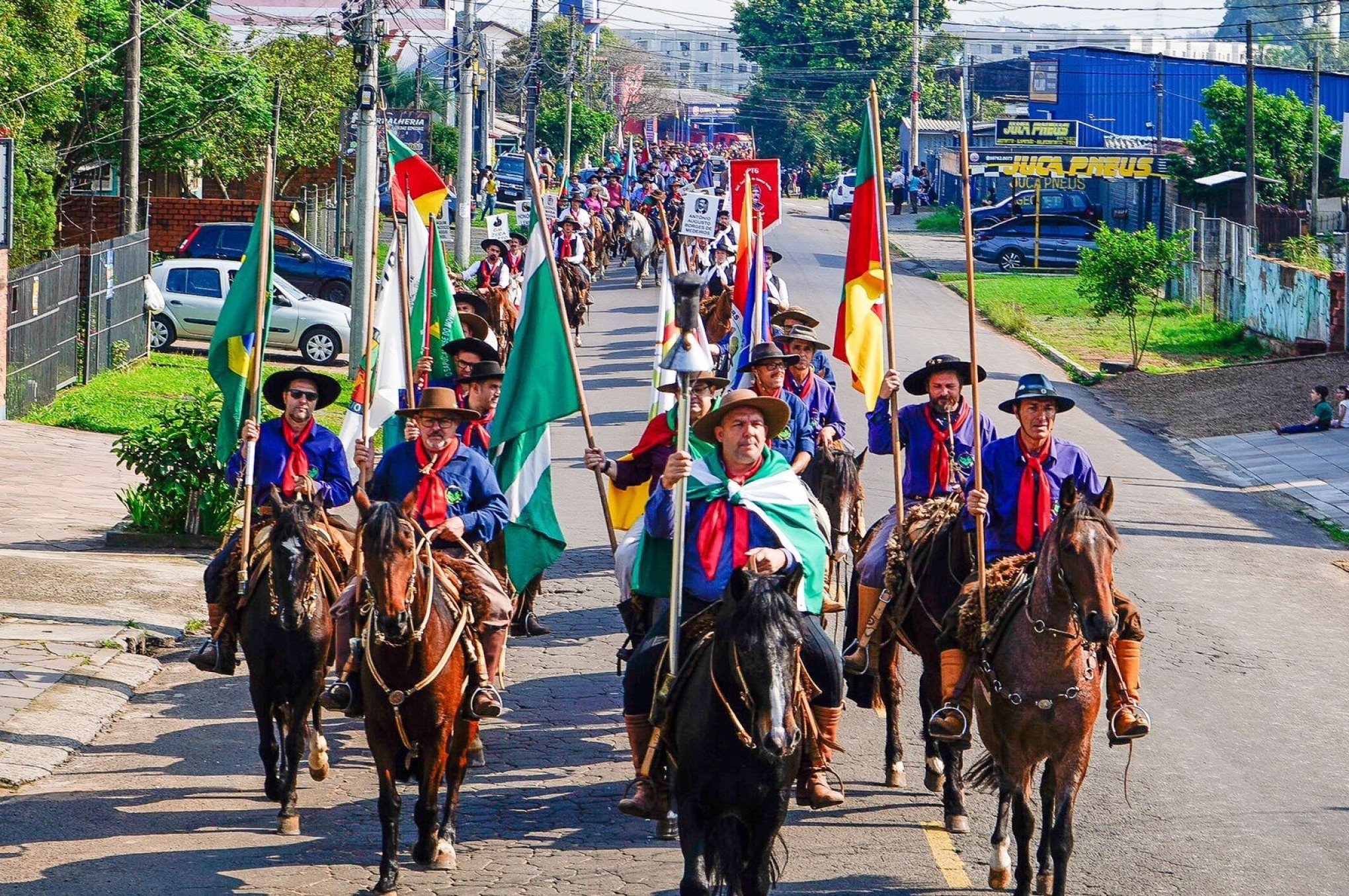 Dia do Gaúcho é marcado por desfile, bailes e solidariedade na região