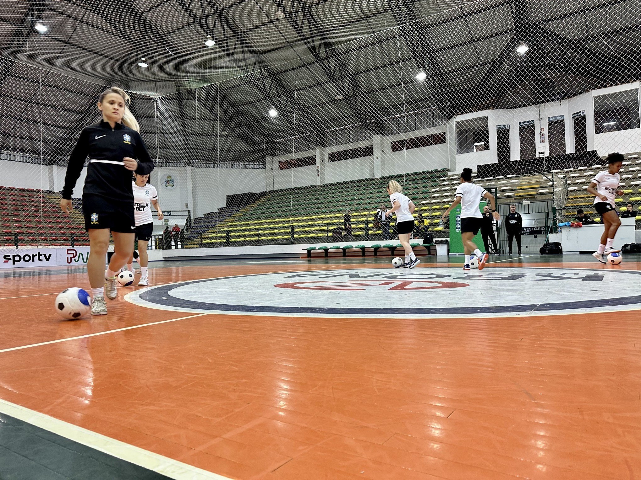 Seleção brasileira feminina de futsal finaliza treinos em Gramado com a jogadora eleita oito vezes melhor do mundo