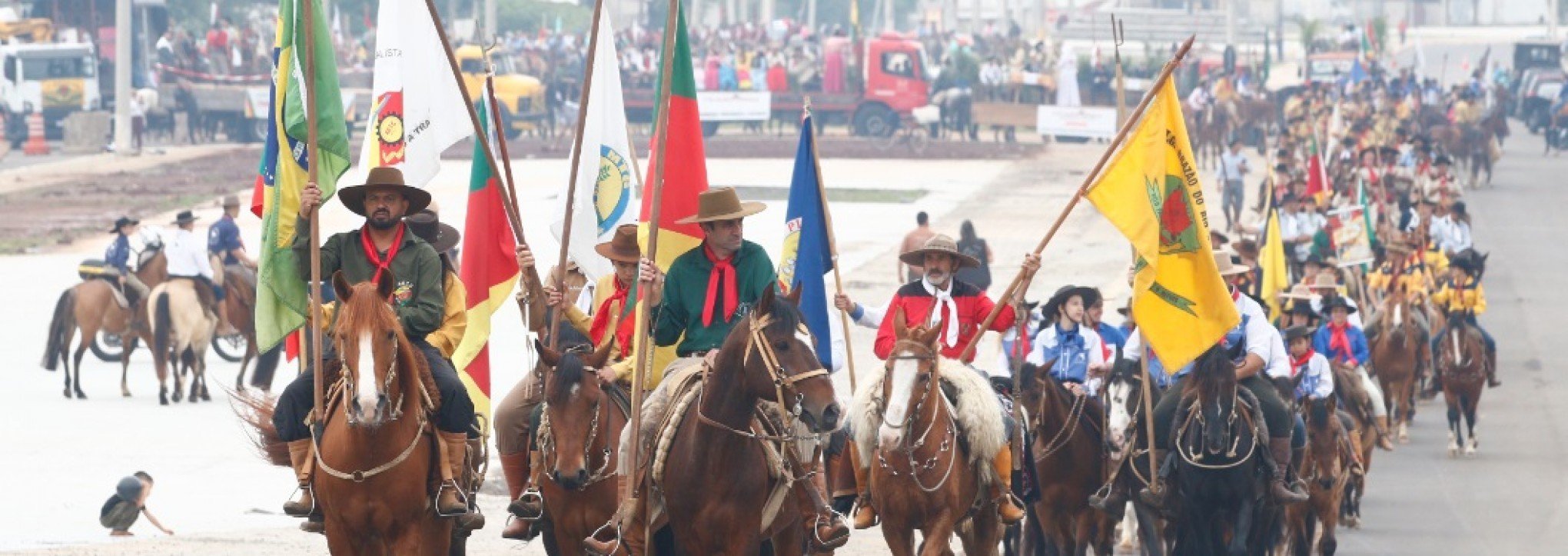 Centenas de cavalarianos se reuniram em Canoas no desfile que celebrou a memória gaúcha