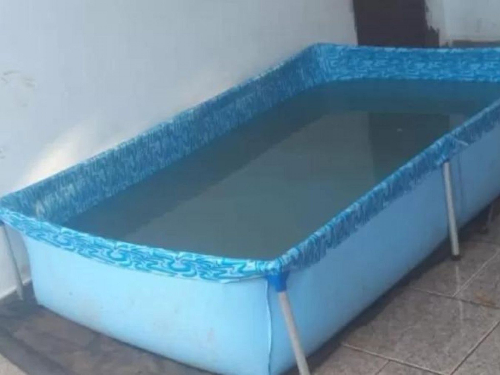 Bebê de um ano morre afogado em piscina de plástico
