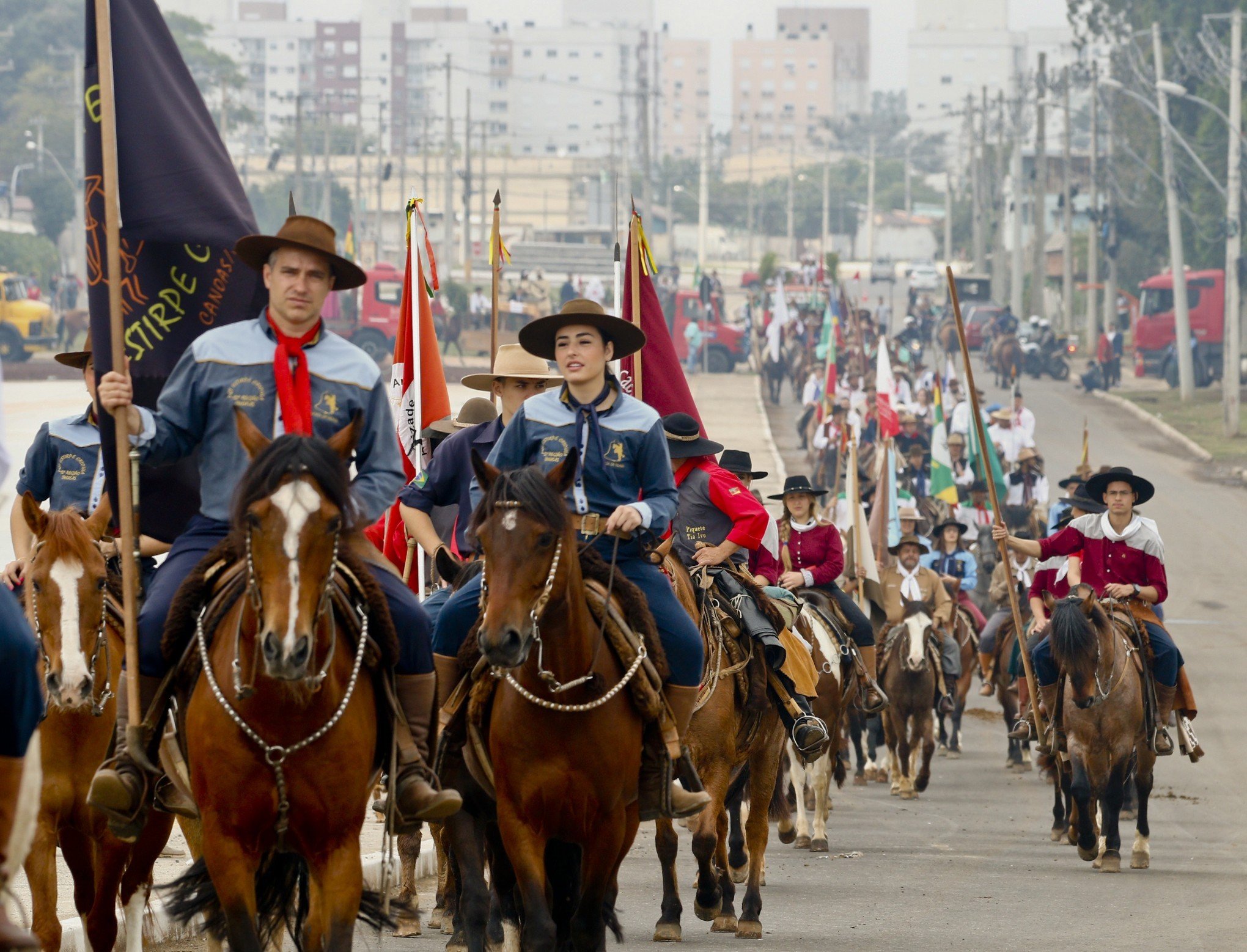 Desfile farroupilha recolhe doações nesta sexta-feira (20)