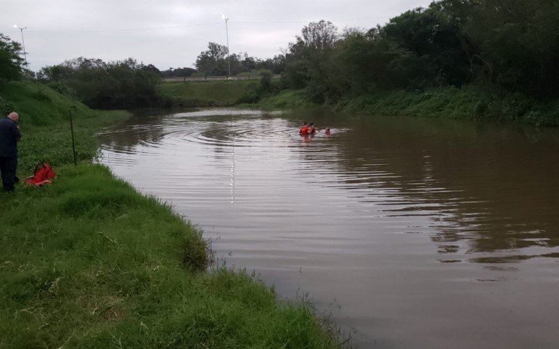 Bombeiros fizeram buscas por homem que desapareceu após cair com carro em arroio | Jornal NH