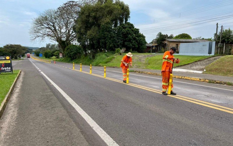 Balizadores de eixo, conhecidos como “pirulitos” foram colocados no meio da pista da RS-240