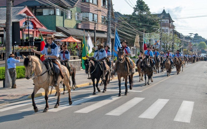 Desfile Farroupilha em Canela na quarta-feira, dia 20