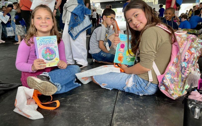 Alice e Helena trocaram os vale-livros na feira 