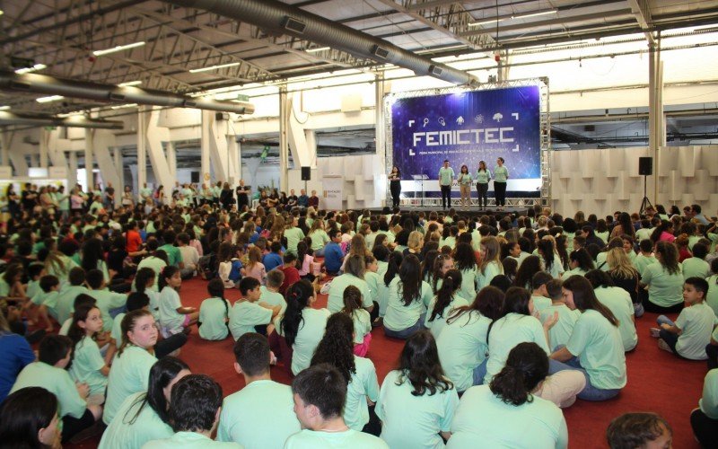 CerimÃ´nia de abertura contou com centenas de estudantes