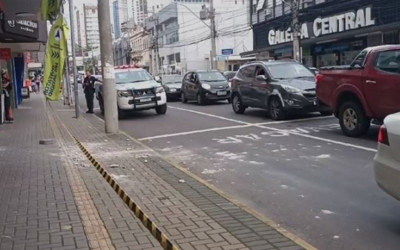 Reboco de prÃ©dio no Centro de Novo Hamburgo caiu em calÃ§ada na tarde desta quinta-feira