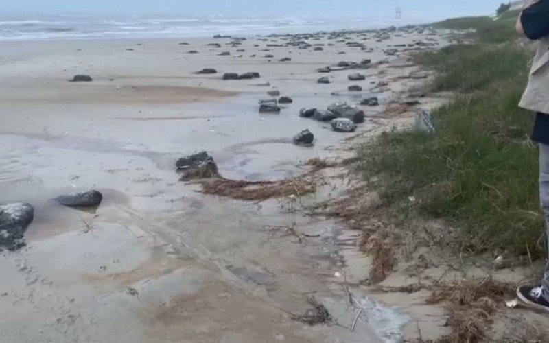 Material apareceu em grande quantidade na beira da praia em TramandaÃ­